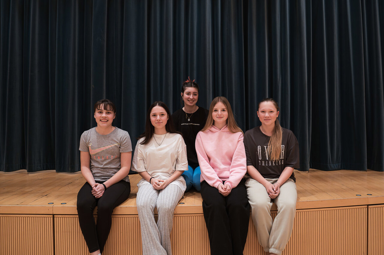Noemi, Samira, Nadia und Lena von der Roundabout-Gruppe Degersheim mit Leiterin Lucy (hinten). Foto: Jana Birchmeier