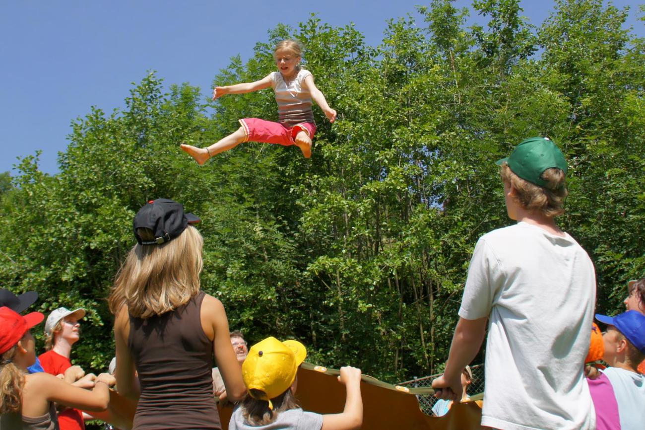 Für Jung und Alt: Lager und Ferienwochen bieten «Action» und Geselligkeit. (Bilder: zVg)