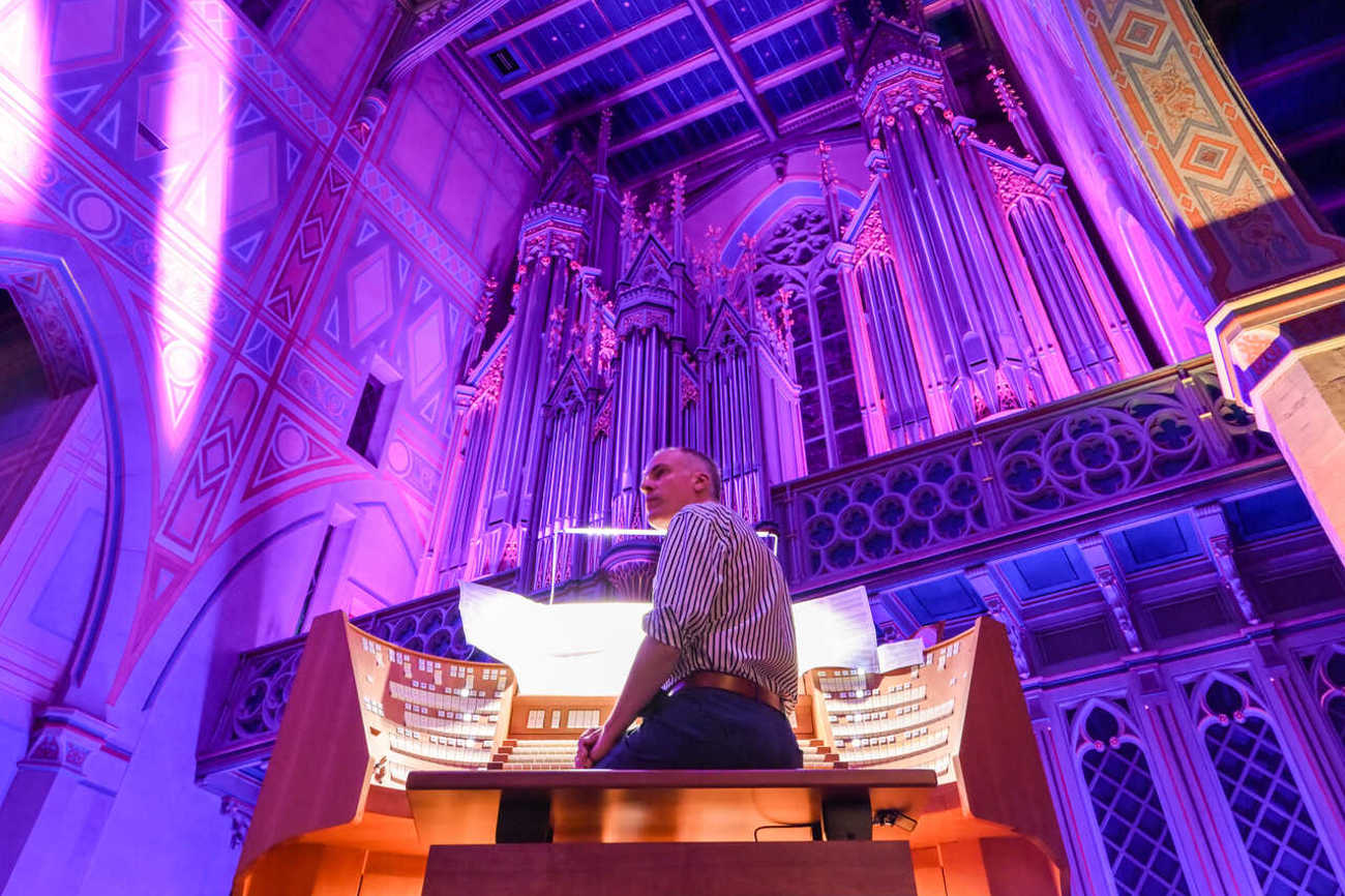 Laurenzen-Organist Bernhard Ruchti am Spieltisch der Orgel anlässlich der Einweihung der weltweit einzigartigen 3D-Orgel. Foto: Augustin Saalem