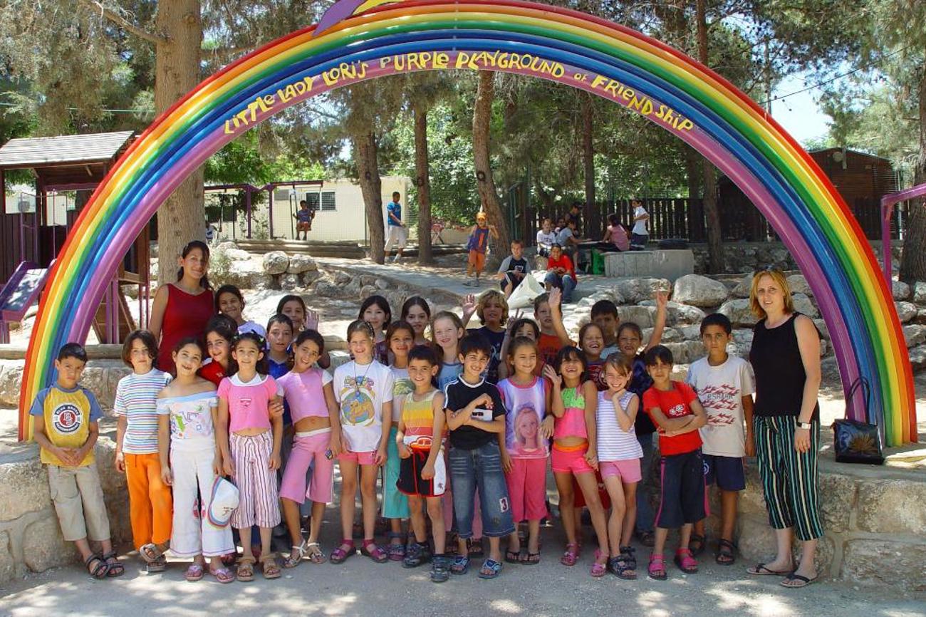 Der Regenbogen steht als Symbol des friedlichen Zusammenlebens im Dorfzentrum. | Kühni/nswas