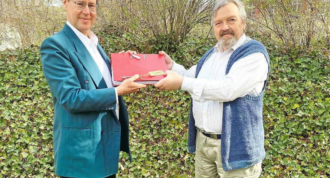 Joachim Finger (rechts) übergibt seinem Nachfolger Peter Vogelsanger mit dem Amt auch den «Schlüssel des Dekans». | Peter Leutert