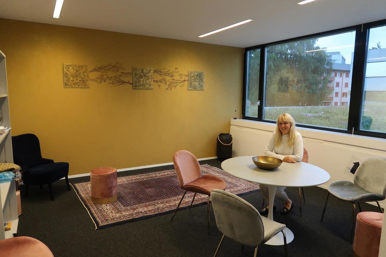 Meike Ditthardt hat im Raum der Stille Platz genommen.