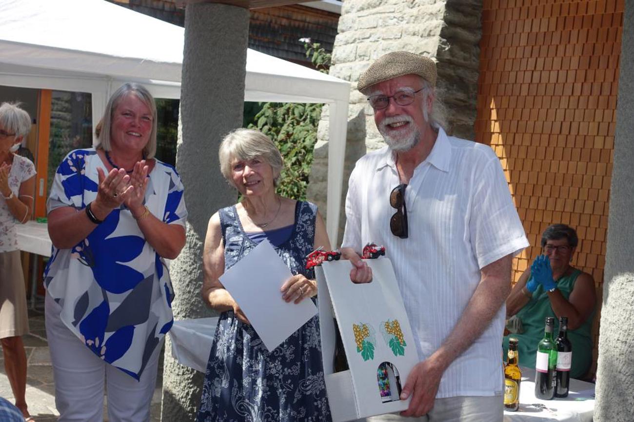 Urs Jäger wird beim Sommerfest zum Jubiläum geehrt.