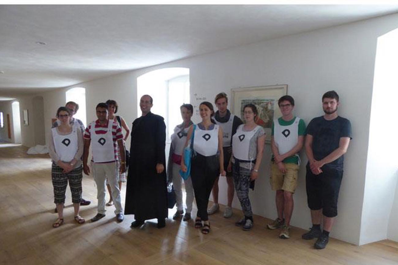 Die so genannten Guides zusammen mit Bruder Martin im Kloster Disentis. Auch der Reformierte Florian Bachofner ist dabei ( Vierter von links).
