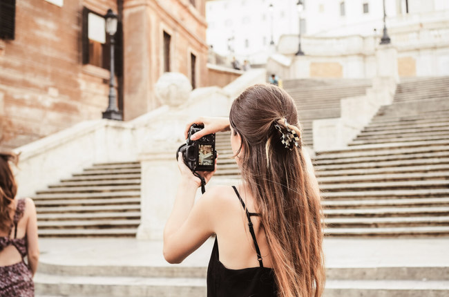 Jana Mendez aus Buchs hat ihren Kraftort, ihre Kamera, immer bei sich. Die Video- und Fotografin kann jederzeit in ihren Kraftort abtauchen: Alles um sie herum wird im Moment unwichtig, wenn sie sich auf die Natur, ein Gebäude fokussiert. «Die Verbindung aus Kreativität, Achtsamkeit und persönlicher Perspektive macht meinen Kraftort einzigartig», so Mendez. Foto: Jana Mendez