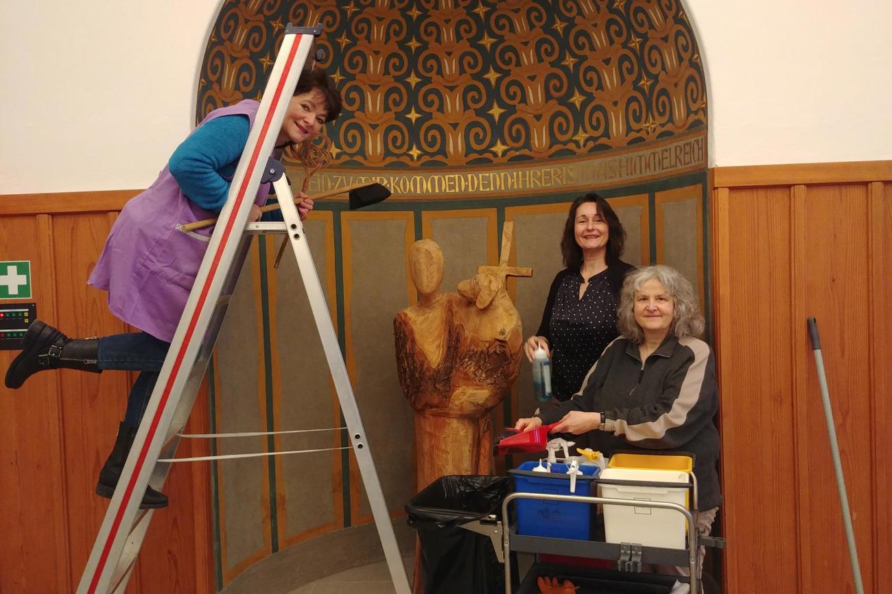 Sind dem umweltfreundlichen Putzen auf der Spur: Edith Lengacher, Mesmerin der Evangelischen Kirchgemeinde Romanshorn, Pfarrerin Martina Brendler sowie Gaby Zimmermann, Gemeindeleiterin der Katholischen Kirchgemeinde Romanshorn. (Bild: pd)