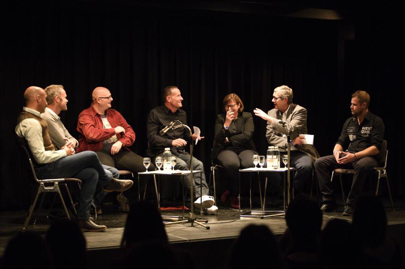 «FCB als Ersatzreligion?»: Podium mit (von links) FCB-Legende Massimo Ceccaroni, Marc-André Wemmer, katholischer Pfarrer, FCB-Fan Ebi Rauber, Gesprächsleiter Meinrad Stöcklin, Monika Widmer, reformierte Pfarrerin, FCB-COO Roland Heri und FCB-Fan Marc Berger.|Dominik Plüss