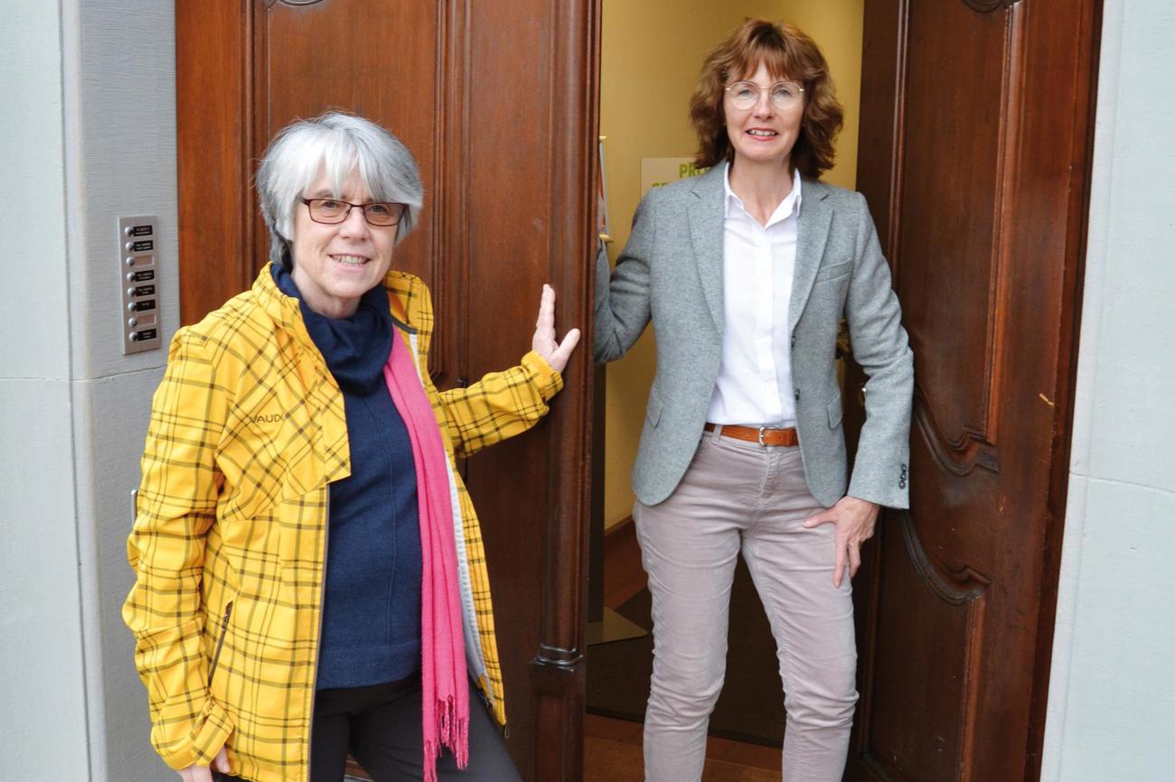 Brunhilde Bergmann (links) war für die Kantonalkirche 14 Jahre quasi das «Tor zur Öffentlichkeit». Nun öffnet sie die Tür für Claudia Koch. (Bild: Ernst Ritzi)