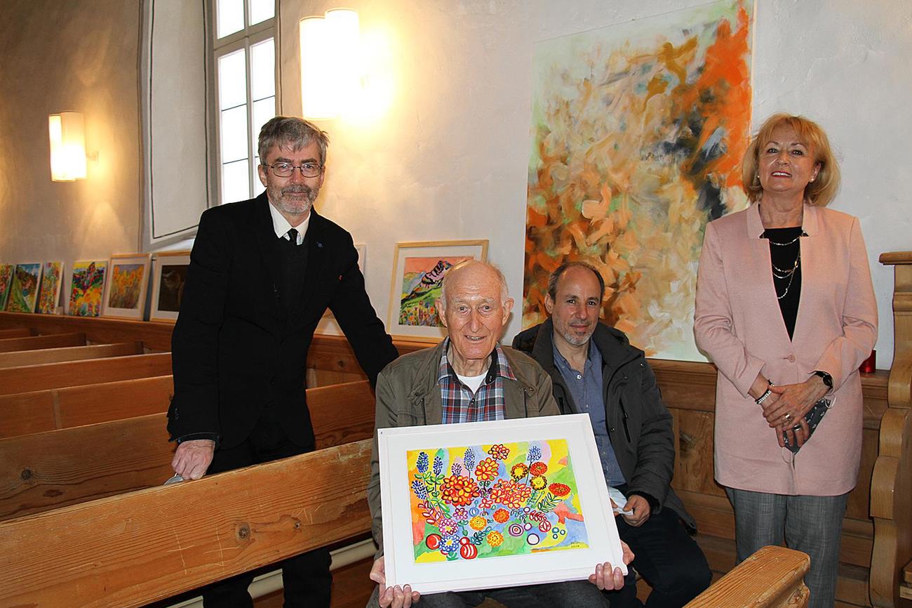 Die Protagonisten: Pfarrer Beat E. Wüthrich, This Baumgartner, Allam Fakhour und Brigitte Baumgartner-Büsser in der Matter Kirche (von links).
Bild Madeleine Kuhn-Baer