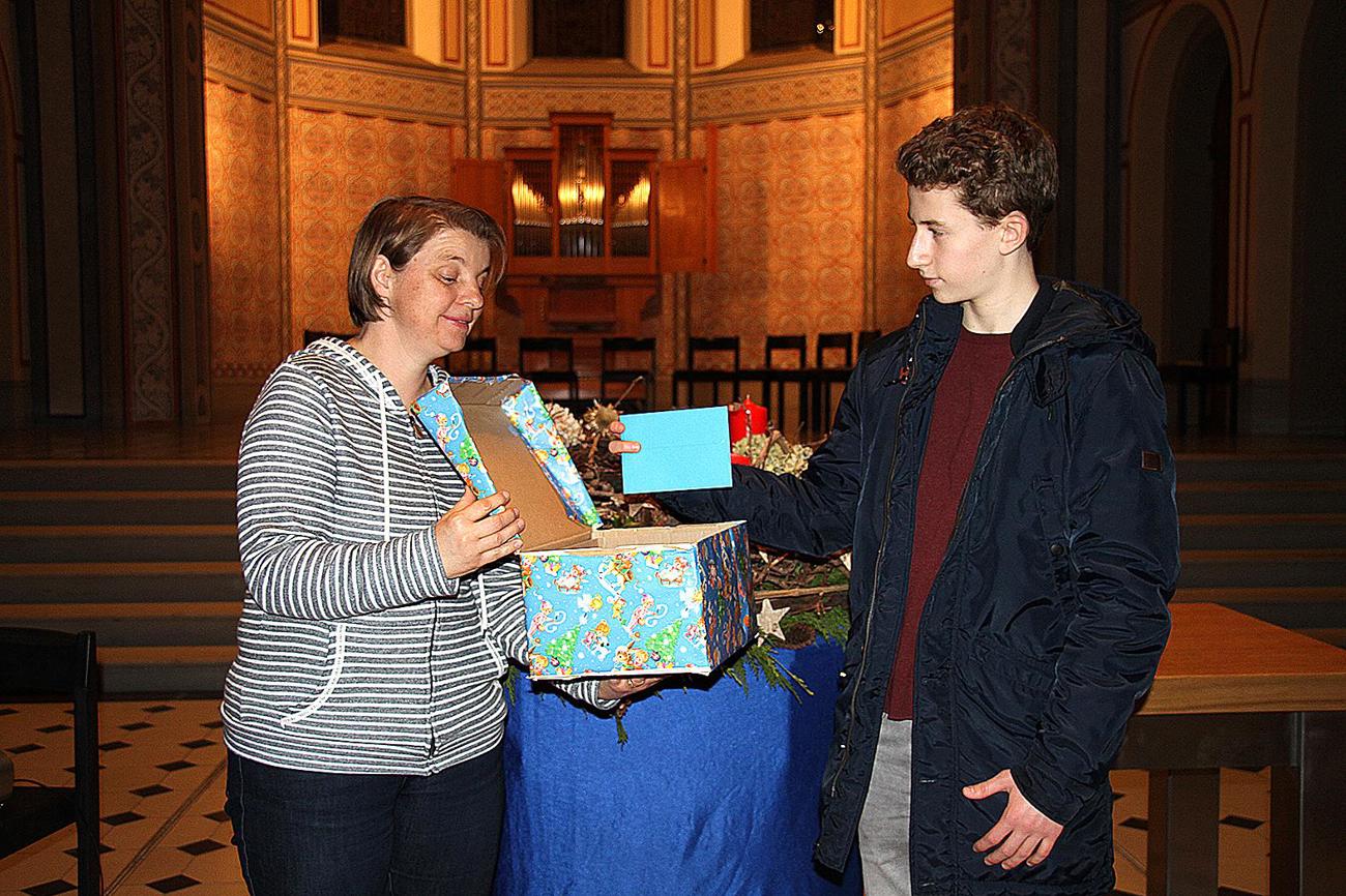 Die «Wünsche an Gott» verschwinden vorerst in einer Geschenkschachtel.
Bild Madeleine Kuhn-Baer