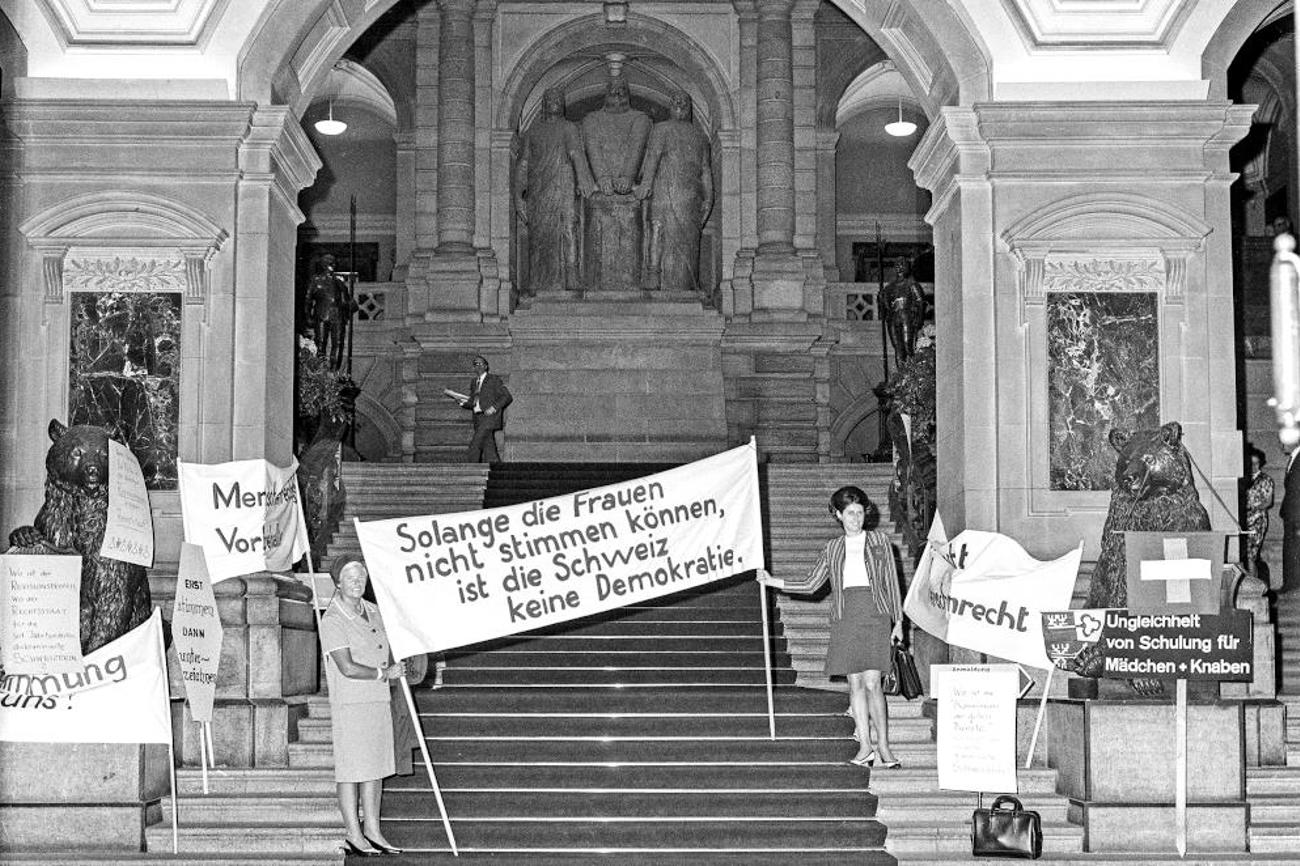 Demonstration anlässlich der Debatte im Bundeshaus über die Unterzeichnung der europäischen Menschenrechts-Konvention 1969: Das Stimmrecht für Frauen ist für die Basler reformierte Kirche seit 1920 selbstverständlich. | KEYSTONE