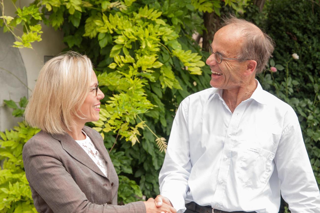 Vorgänger Jakob Bösch gratuliert Judith Hübscher Stettler zum Amt als Synodepräsidentin.
