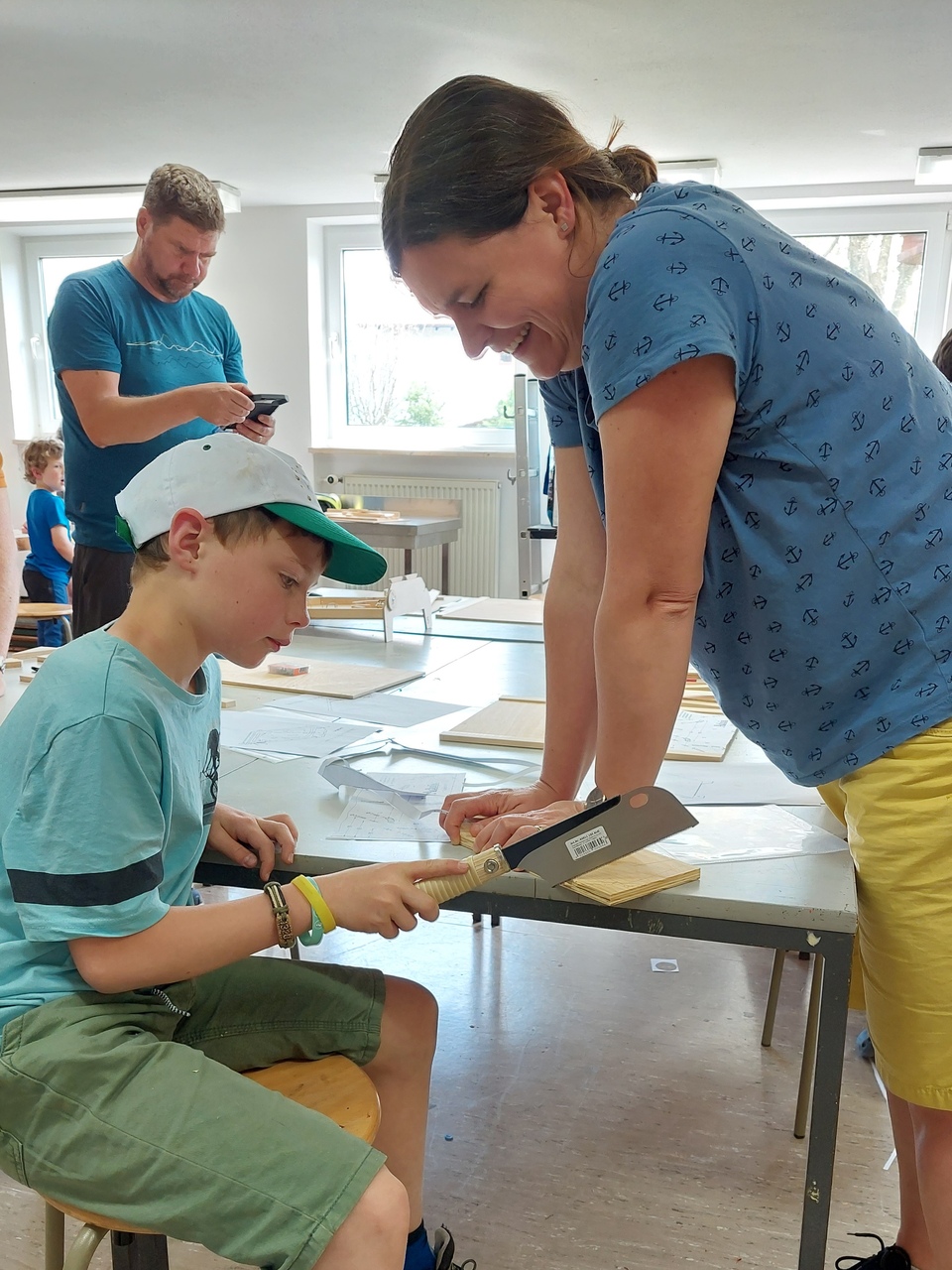 Beim Sägen ersetzt die Mama die Schraubzwinge. Foto: zVg