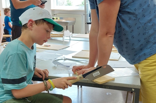 Beim Sägen ersetzt die Mama die Schraubzwinge. Foto: zVg