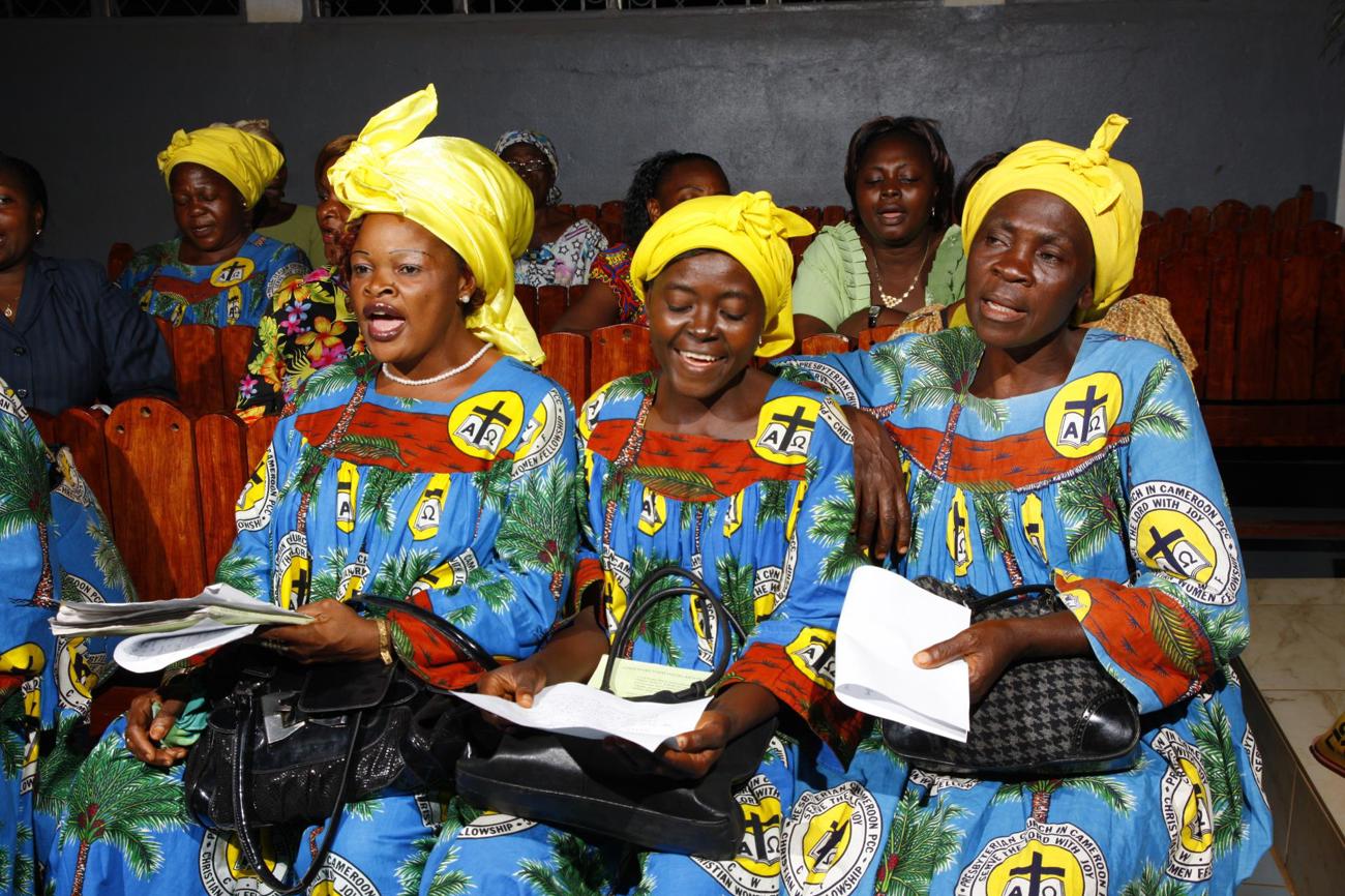Lebendige Gottesdienste in Afrika (hier in Kamerun), Lateinamerika oder in Asien geben den Menschen die Energie, nicht zu verzweifeln, sondern ihr Leben zuversichtlich anzupacken.
Bild Heiner Heine/Mission 21