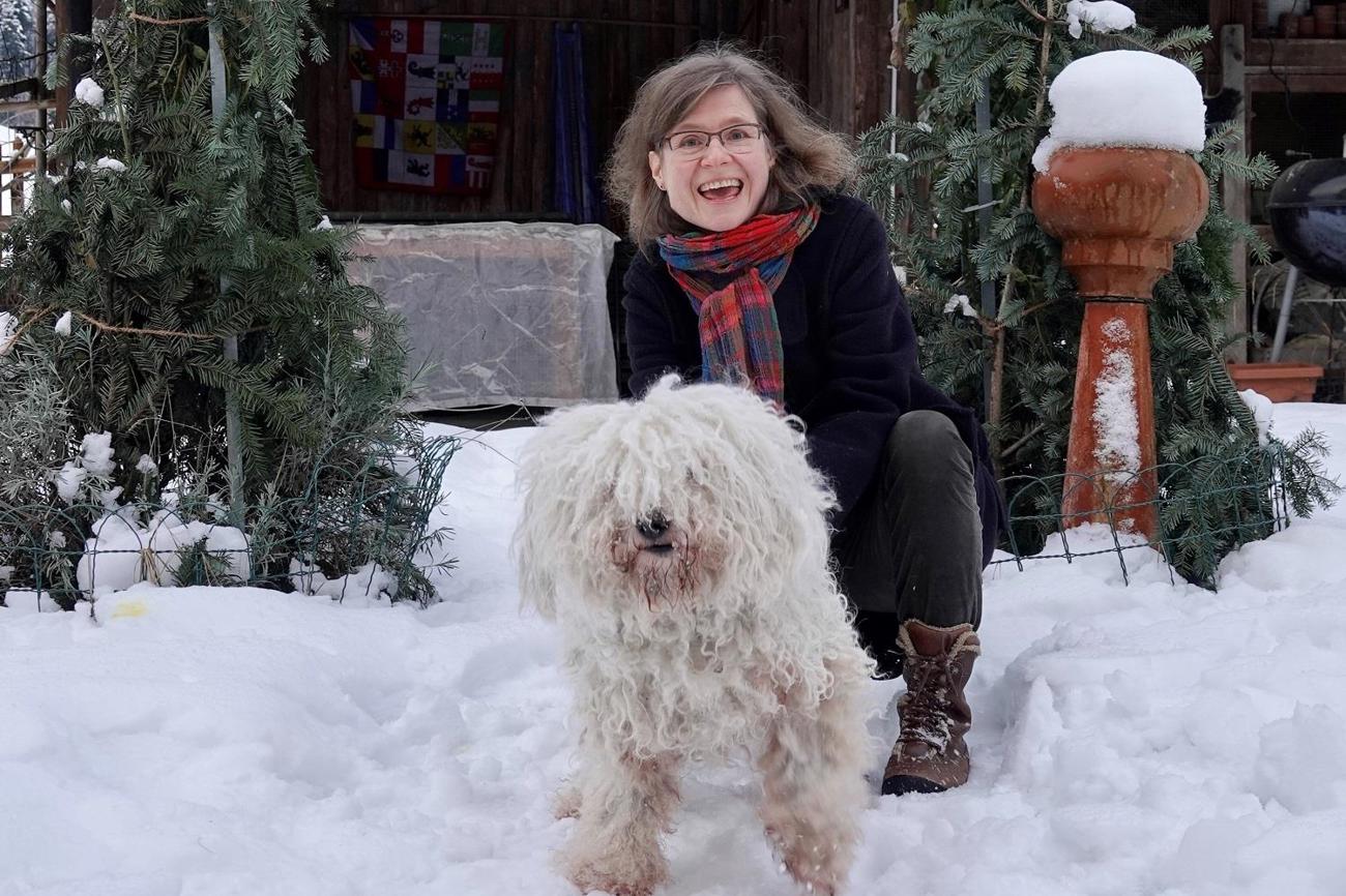 Karen Nestor bewahrt trotz belastender Themen rund um Palliative Care ihr Lächeln – zum Beispiel beim Spielen mit
ihrem Hund namens Jámbor. (Bild: Karin Kaspers Elekes)