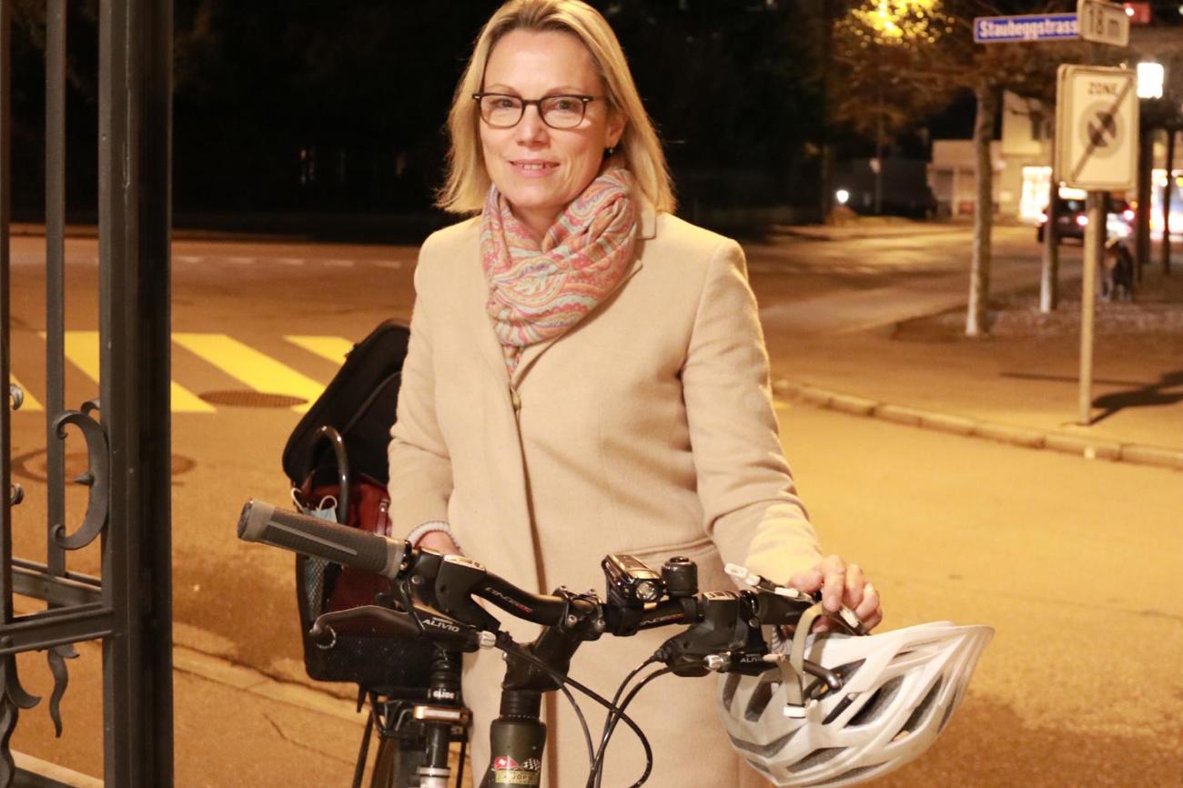 Judith Hübscher Stettler fährt wann immer möglich mit dem Velo zur Arbeit. (Bild: Claudia Koch)