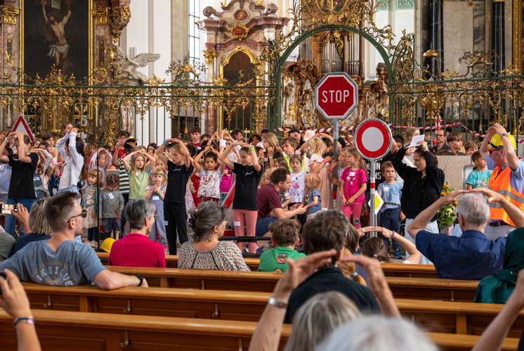Gross und klein feiert in St. Gallen