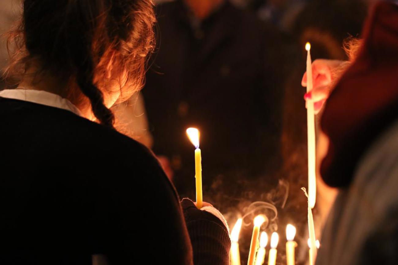 Wenn wegen Strommangel in den Kirchen das Licht ausgeht, leuchten die Kerzen.