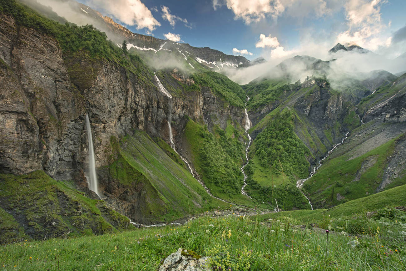 «In diesem Moment sind die stiebenden Wasser aber einfach ein gewaltiger Fussabdruck des himmlischen Vaters», denkt Pfarrer Rolf Kühni beim Besuch der Batöni-Wasserfälle. Foto: Heidiland Tourismus / Sepp Lenherr
