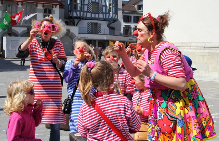 Grosses kunterbuntes Familienfest