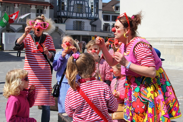 Grosses kunterbuntes Familienfest