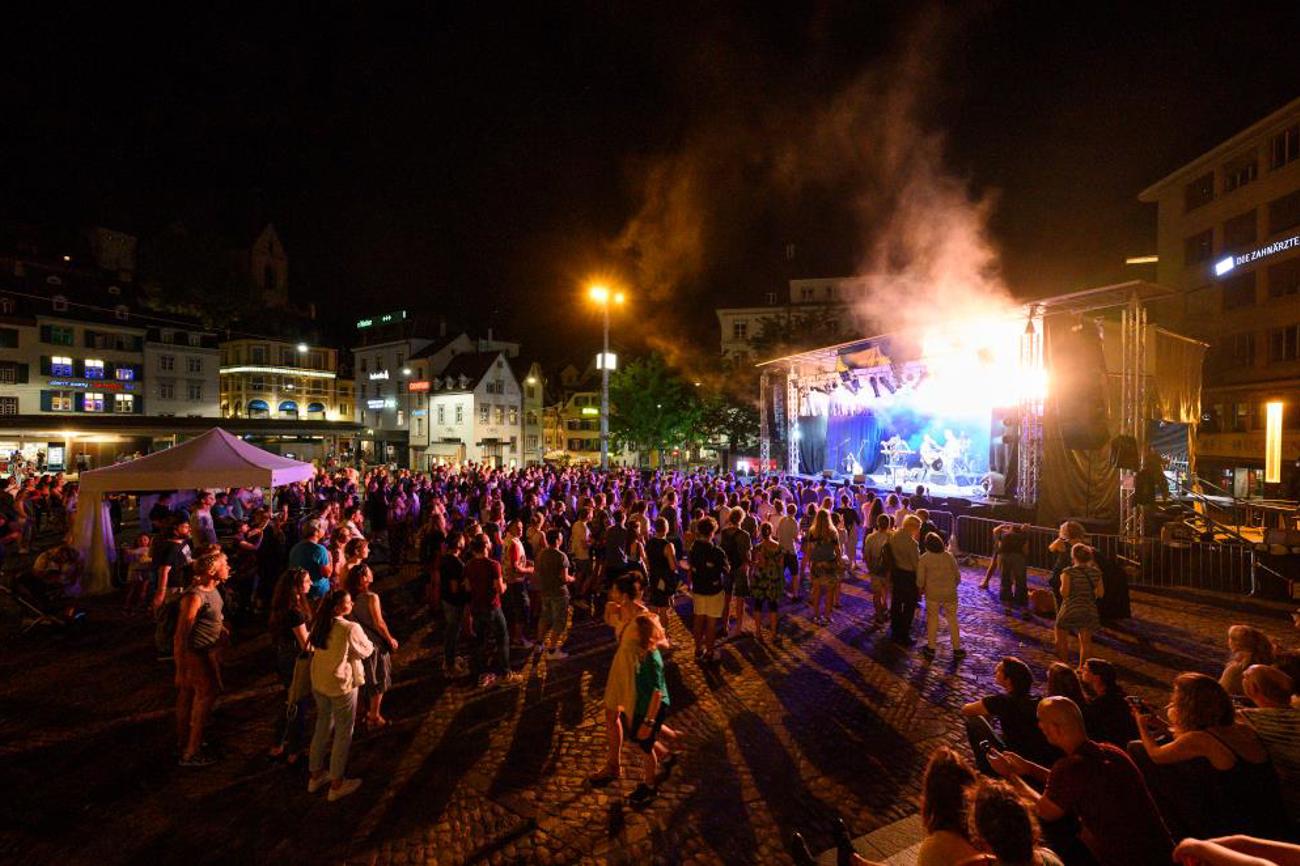 Begeisterung über die Bands auf dem Barfüsserplatz.