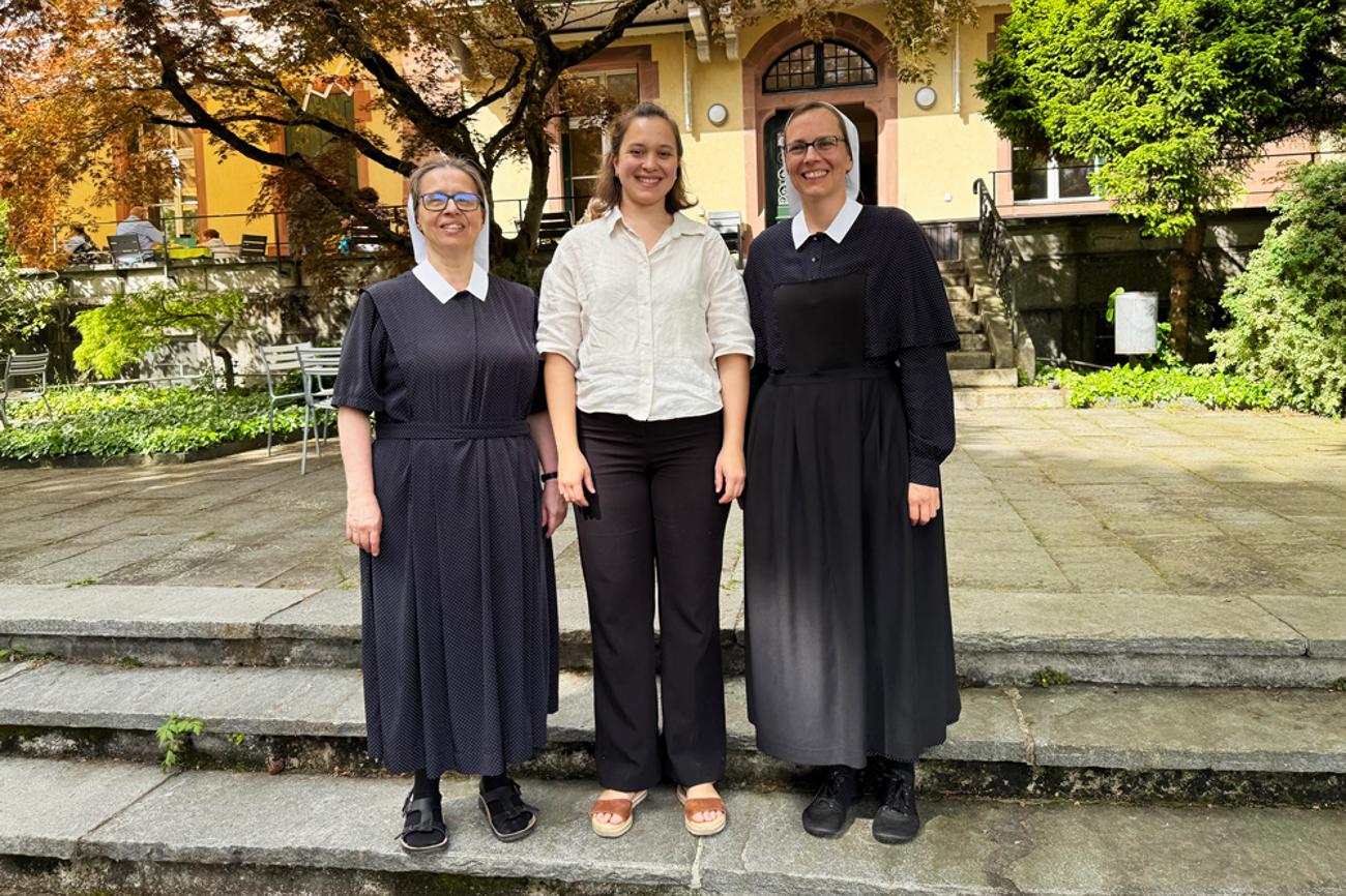Historikerin Salome Bender (Mitte) mit Schwester Karin Müller (links) und Schwester Delia Klingler vor dem heutigen Gästehaus. | Foto: Baldinger