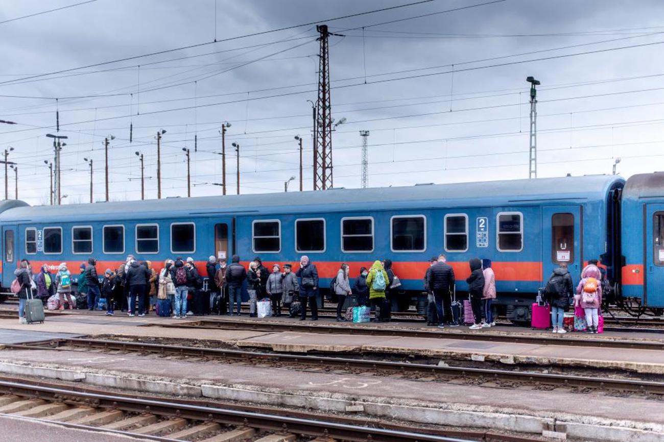 Ukrainische Geflüchtete warten auf dem Perron im ungarischen Grenzbahnhof Záhony.