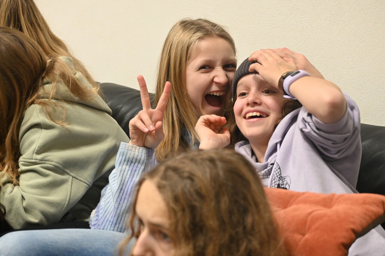Spass gehört auch dazu: zwei Jugendliche an einem Anlass der Kirchgemeinde Grabs-Gams. Foto: zVg