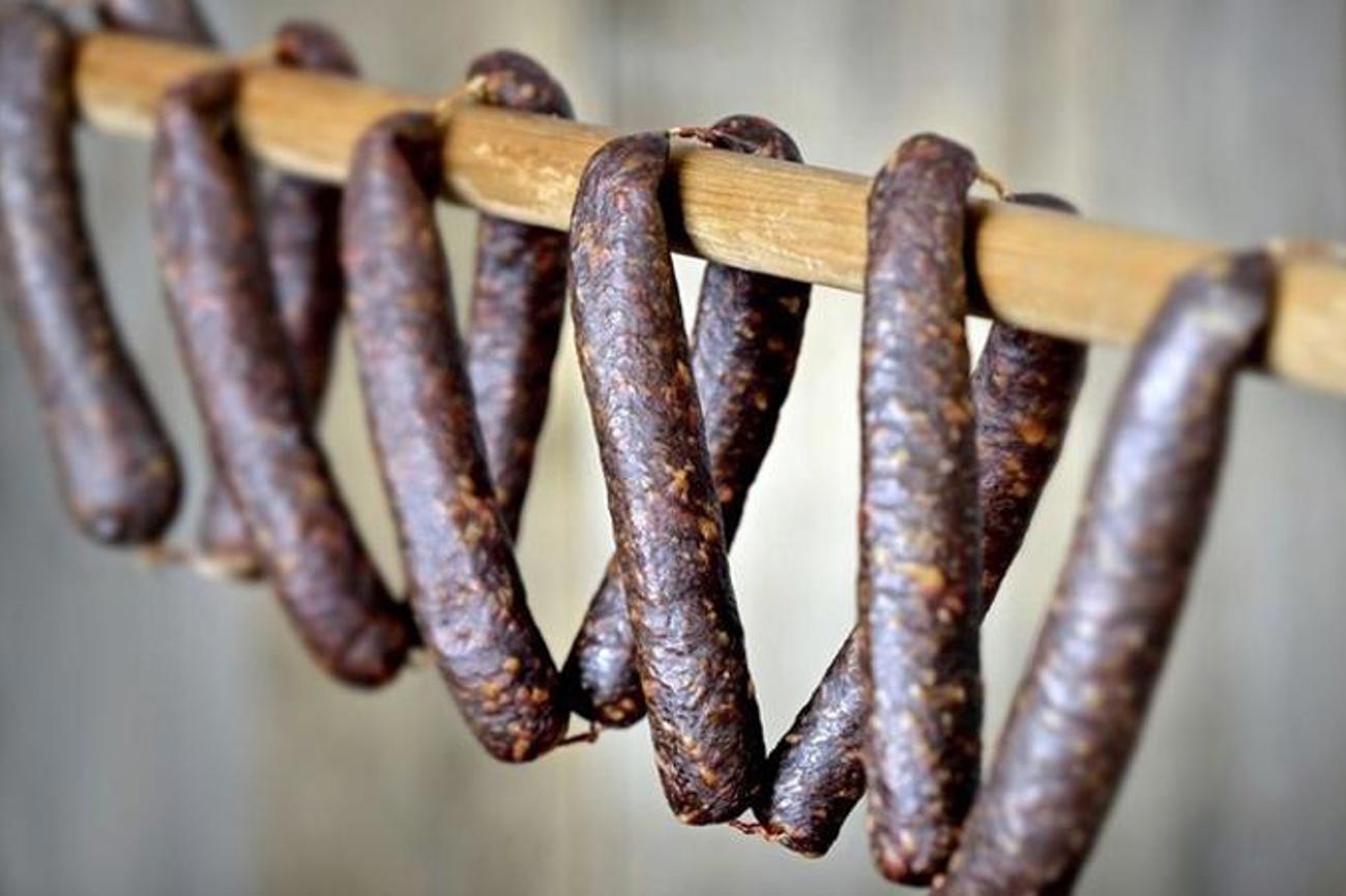 Froschauer Würste: zum Trocknen aufgehängt / Zürcher Kirche