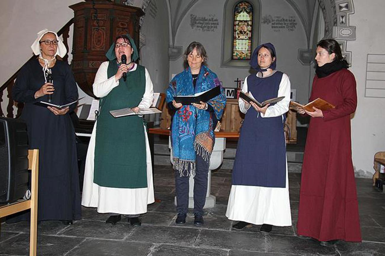Barbara Hefti, Pfarrerin Christina Brüll Beck, Elisabeth Fischli, Daniela Müller-Kuhn und Selina Lienhard (von links) gestalteten den spannenden Gottesdienst in der reformierten Kirche Matt. |Bild Madeleine Kuhn-Baer