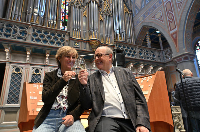 Deborah Weber, Präsidentin der Orgelkommission, stösst mit alt Stadtrat Fredy Brunner auf die neue Orgel an. Foto: Augustin Saalem