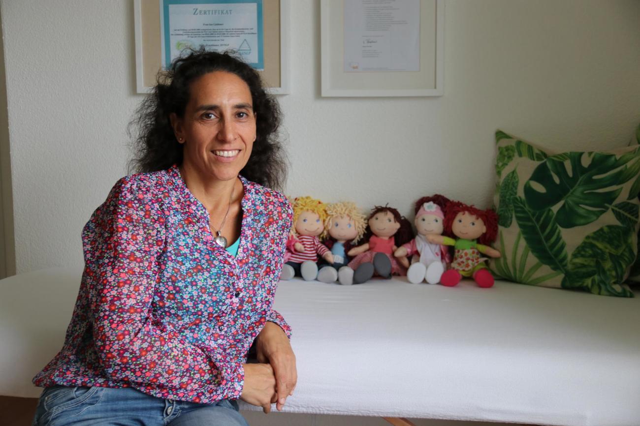 Ina Lindauer unterstützt Menschen, Zugang zu ihrem «inneren Kind» zu finden. (Bild: Claudia Koch)
