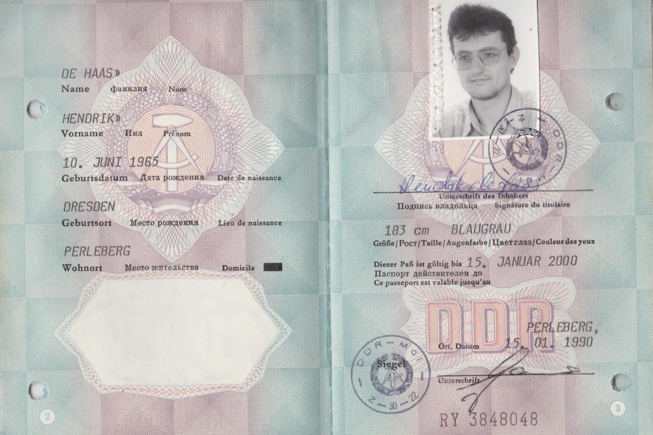 Erinnert an die Vergangenheit: der alte DDR-Pass von Hendrik de Haas. (Bild: zVg)