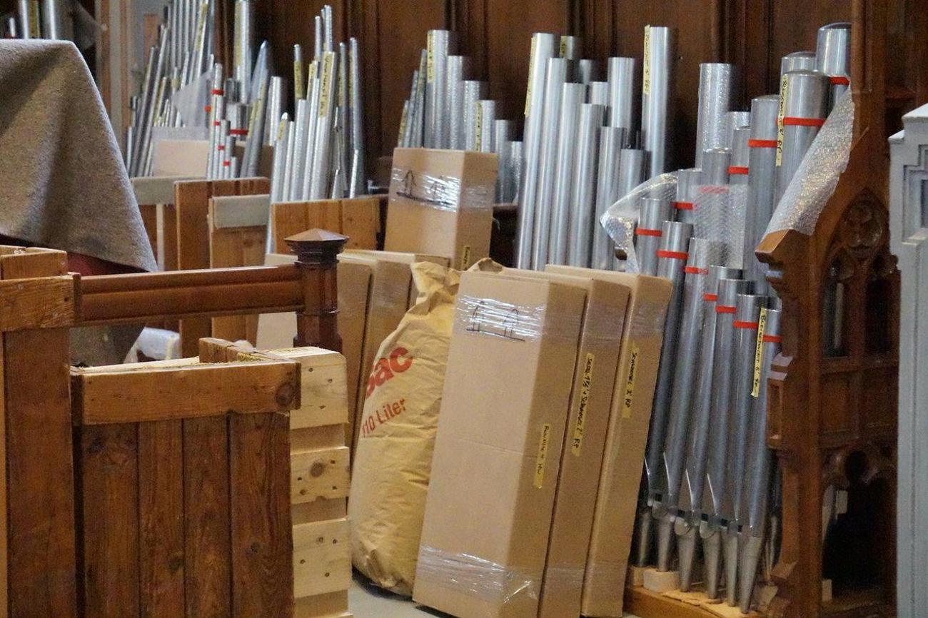 Die Pfeifen stehen in der Kirche St. Laurenzen zur Montage bereit.