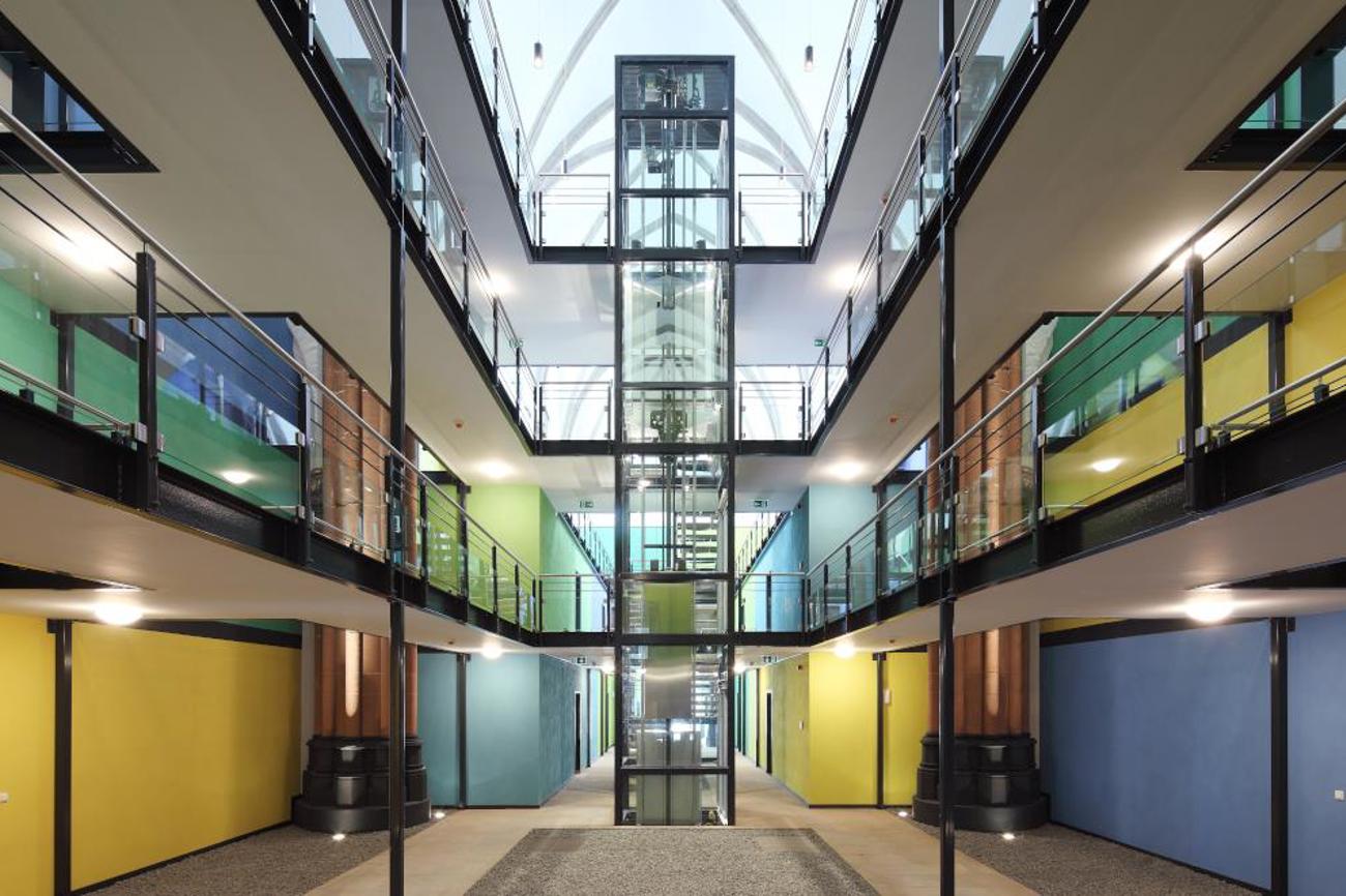 Kirche wird zu Wohnungen: Kunterbuntes Wohnen in der ehemaligen Herz-Jesu-Kirche Mönchengladbach. | Hans Jürgen Landes