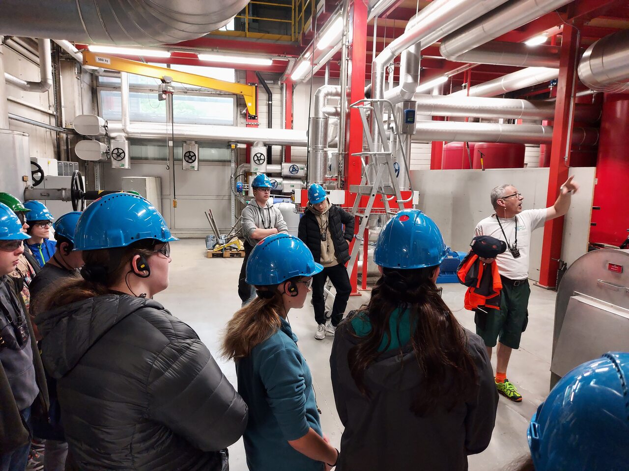 Sarganser Jugendliche besichtigen die Kehrichtverbrennungsanlage in Buchs. Foto: zVg