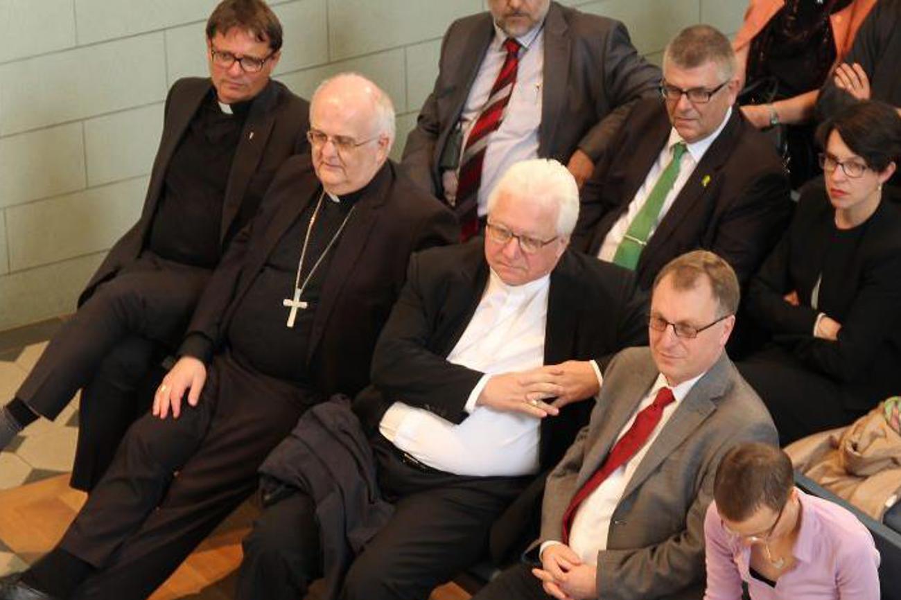 Ökumenische Prominenz im Podiumspublikum: Die Bischöfe Felix Gmür, Denis Theurillat und Markus Büchel, der Zürcher Kirchenratspräsident Michel Müller, die SEK-Ratsmitglieder Daniel de Roche und Sabine Brändlin (2. Reihe). | Marianne Weymann