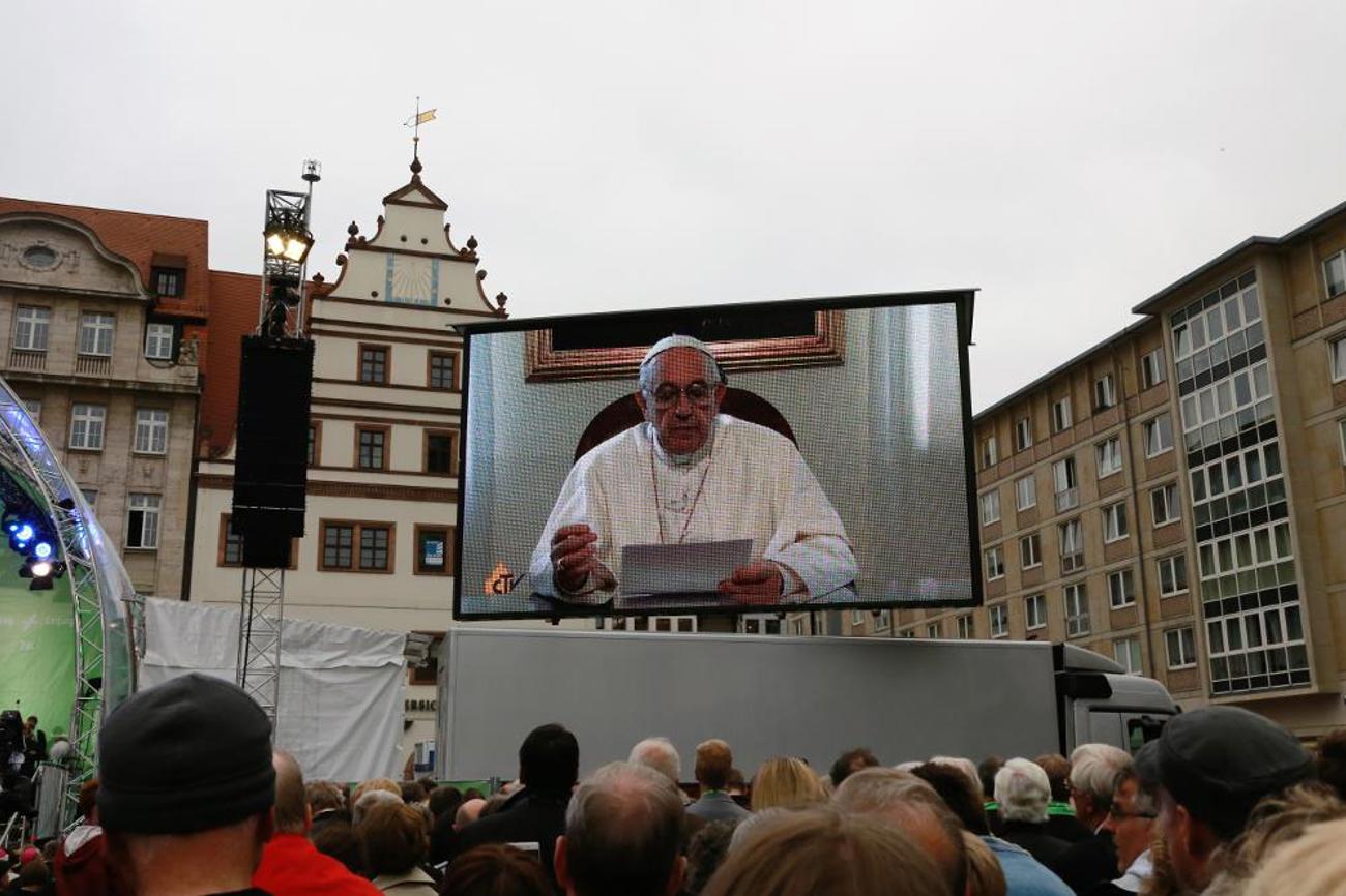Papst Franziskus denkt über ein neues Unser Vater nach. | Metropolico.org