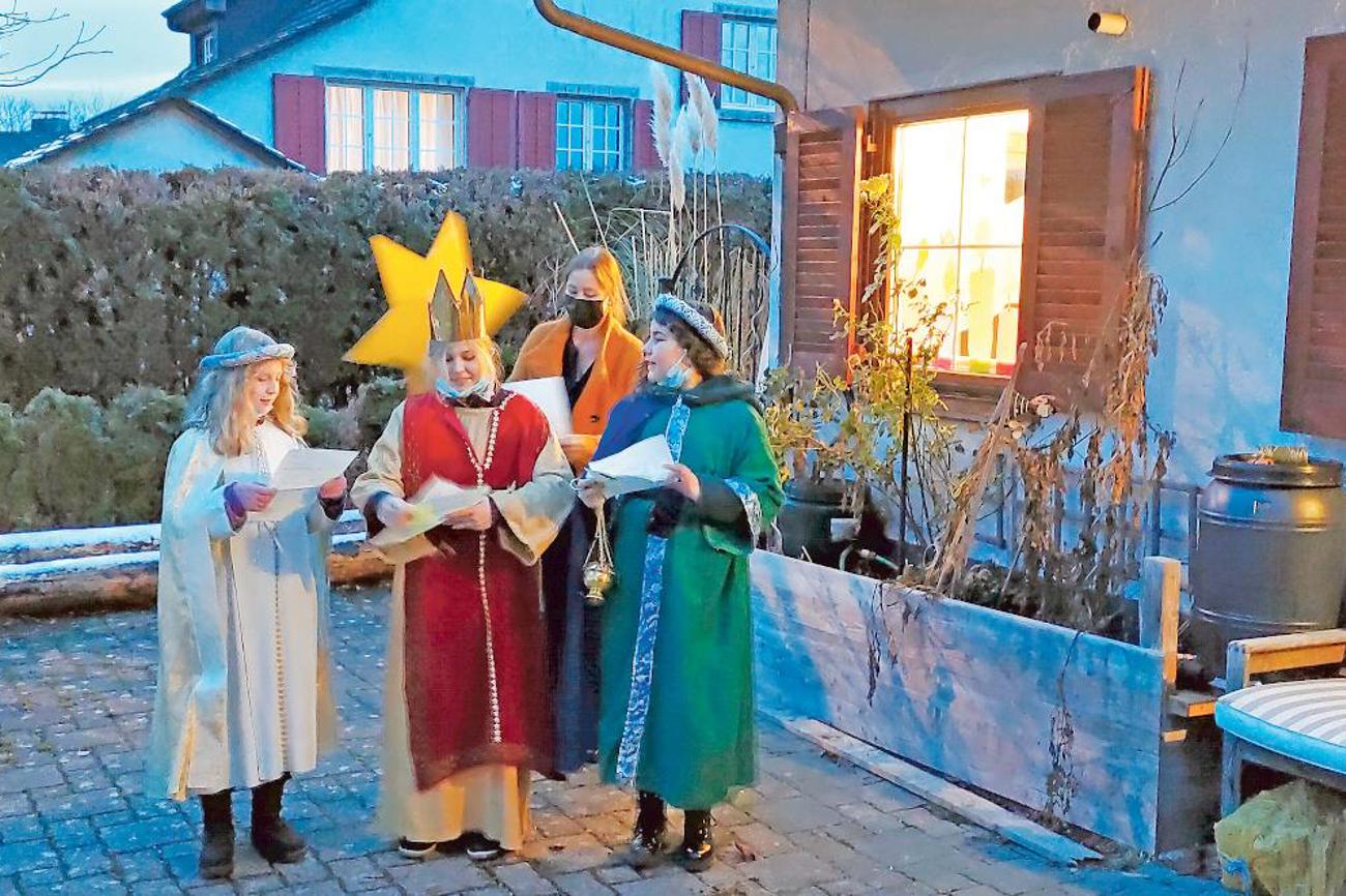 Die Sternsingergruppe aus der Zwinglikirche unterwegs im Quartier. | Doris Brodbeck