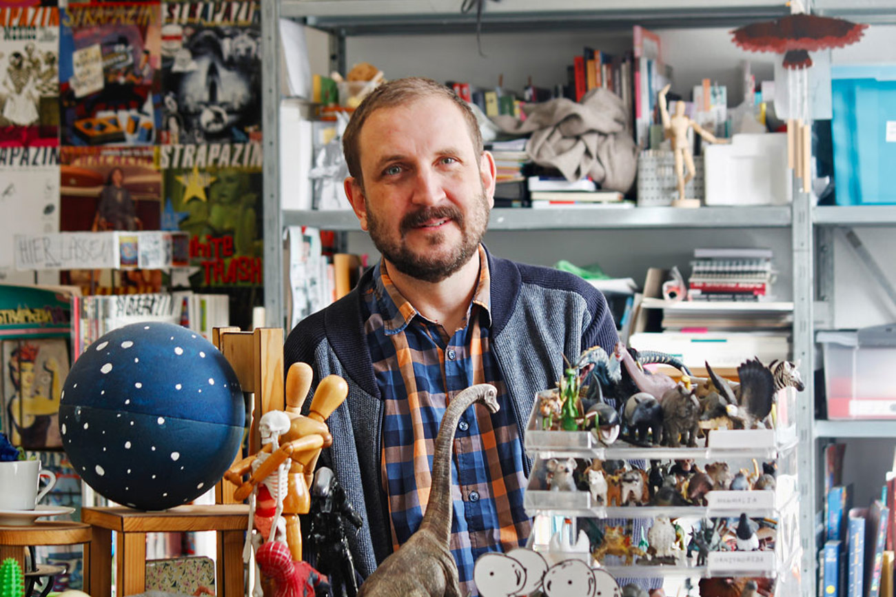 Planeten, Skelett und Dinosaurier: der Cartoonist Lawrence Grimm in seinem Universum. | Foto: Zuber