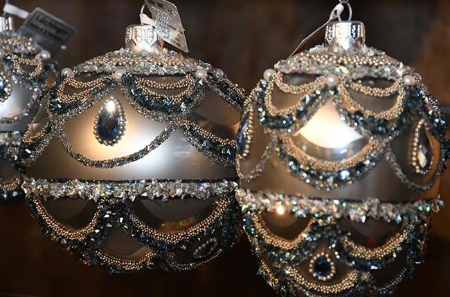 Klassische Form, reichhaltig verziert.