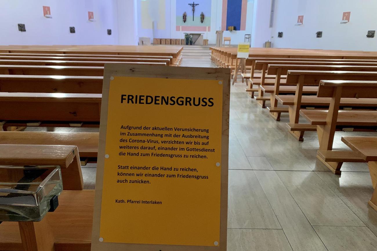 Vorkehrungen in der katholischen Kirche Interlaken gegen die Ausbreitung des Coronavirus. / Foto: Andreas Krummenacher