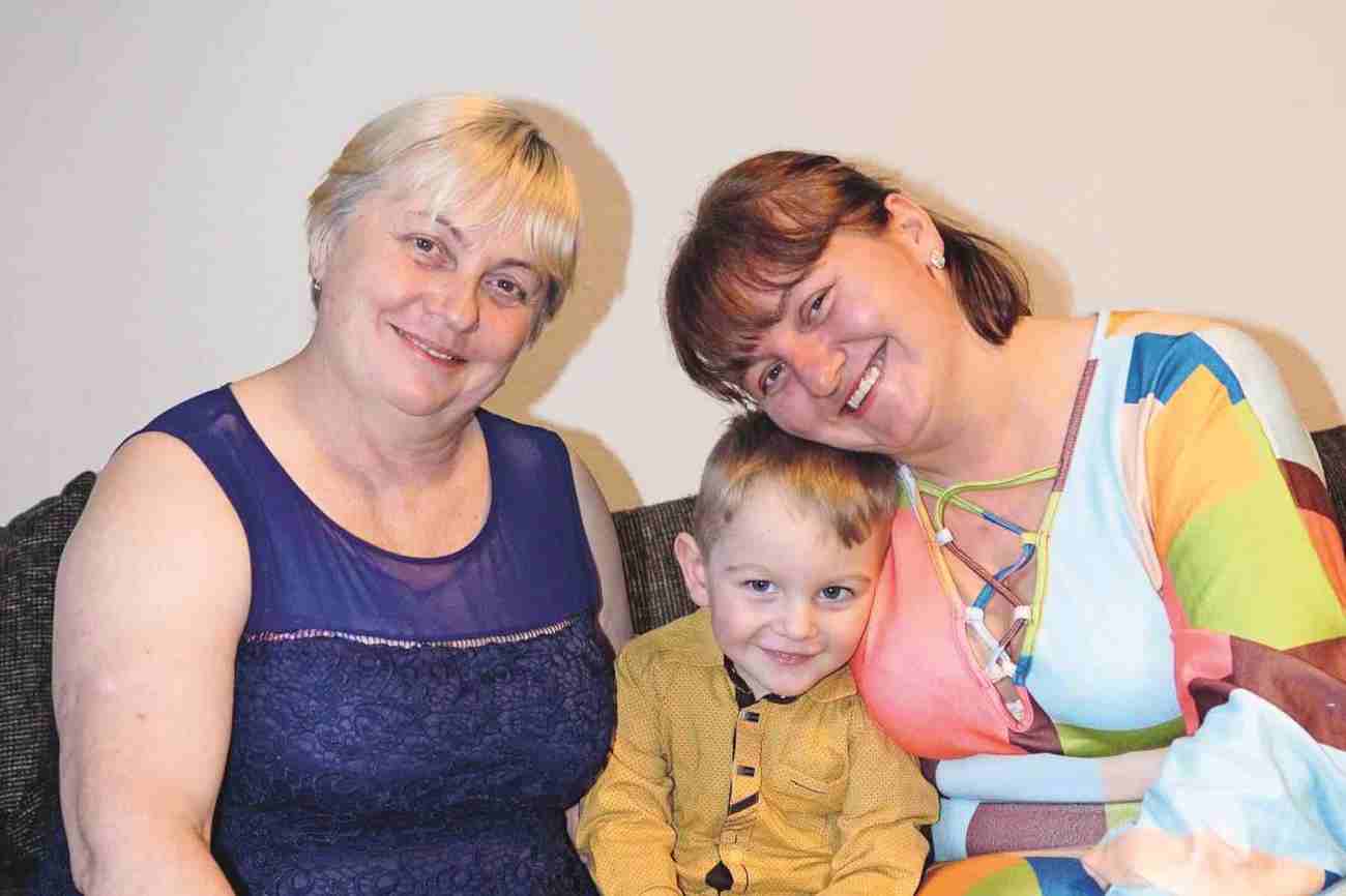 Iryna Roshchyna zusammen mit ihrer Mutter Ludmilla (links) und ihrem Sohn David. Nachdem eine russische Rakete ihr Nachbarhaus traf, ist Iryna mit David aus der Ukraine geflüchtet. Foto: Andrea Kobler