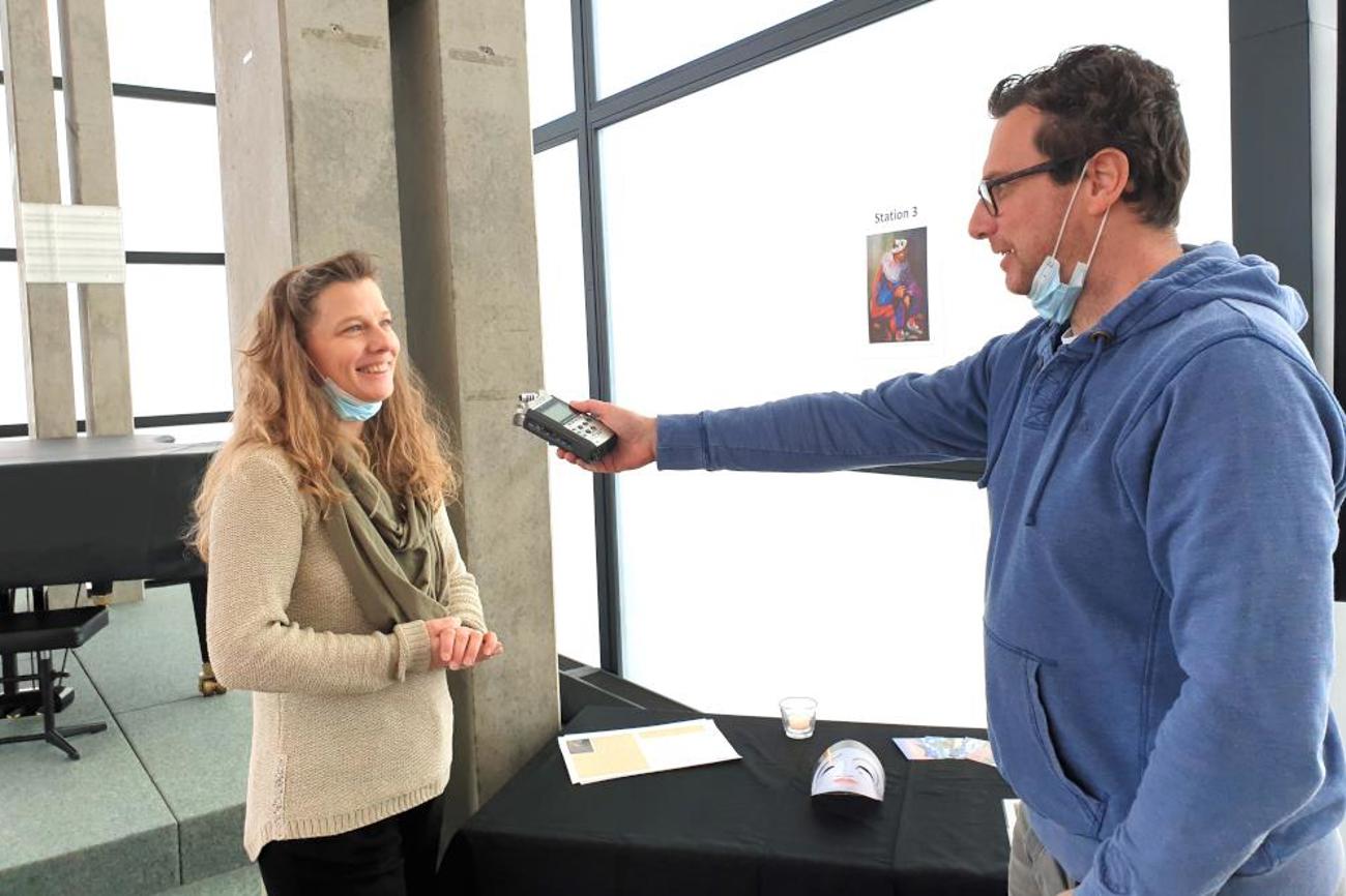 Auf Sendung: Oekumera-Journalist Daniel Gerber interviewt Pfarrerin Melanie Ludwig.
