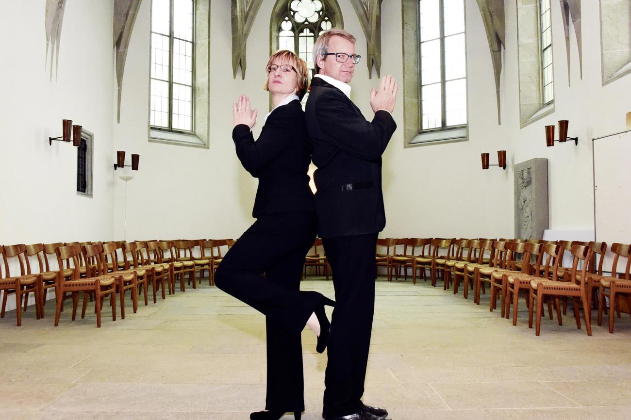 Vielseitig: Im Rahmen eines Musicalprojekts posiert Pfarrerin Yvonne Schönholzer mit Pfarrkollege Andreas Fritz in
der Kirche Mettmenstetten. (Bild: zVg)