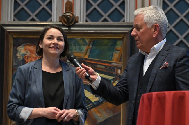 «Wir Reformierten sind eine Kirche des Worts», sagt Laurenzen-Pfarrerin Kathrin Bolt. «Wir wollen aber nicht nur reden und von der Kanzel herunter belehren, sondern auch berühren, in die Tiefe gehen. Der neue Orgelklang mit seinem vollen Bass kann viel dazu beitragen.» Foto: Augustin Saalem 