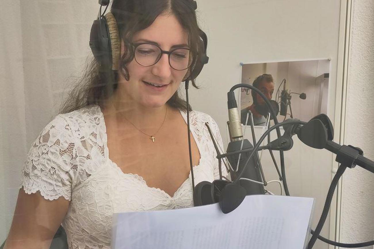 Im Tonstudio nimmt Aylin Weets ihre neusten «Top-Kick»-Beiträge auf. (Bild: zVg)