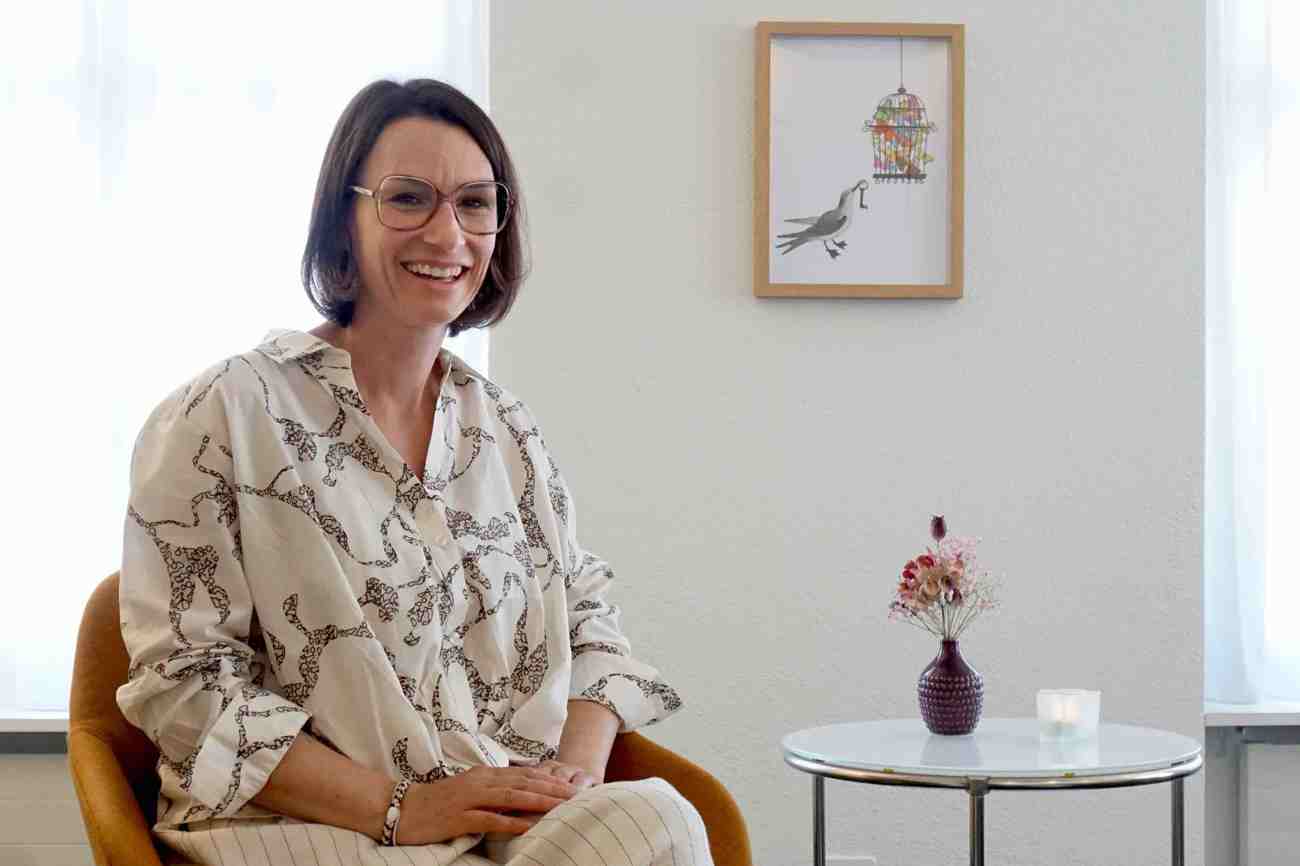Yvonne Menzi leitet seit 13 Jahren die Paar- und Familienberatung Rheintal in Altstätten SG. «Hinter Ärger und Wut steckt oft die eigene Verletztheit», sagt die 44-Jährige. Foto: sd